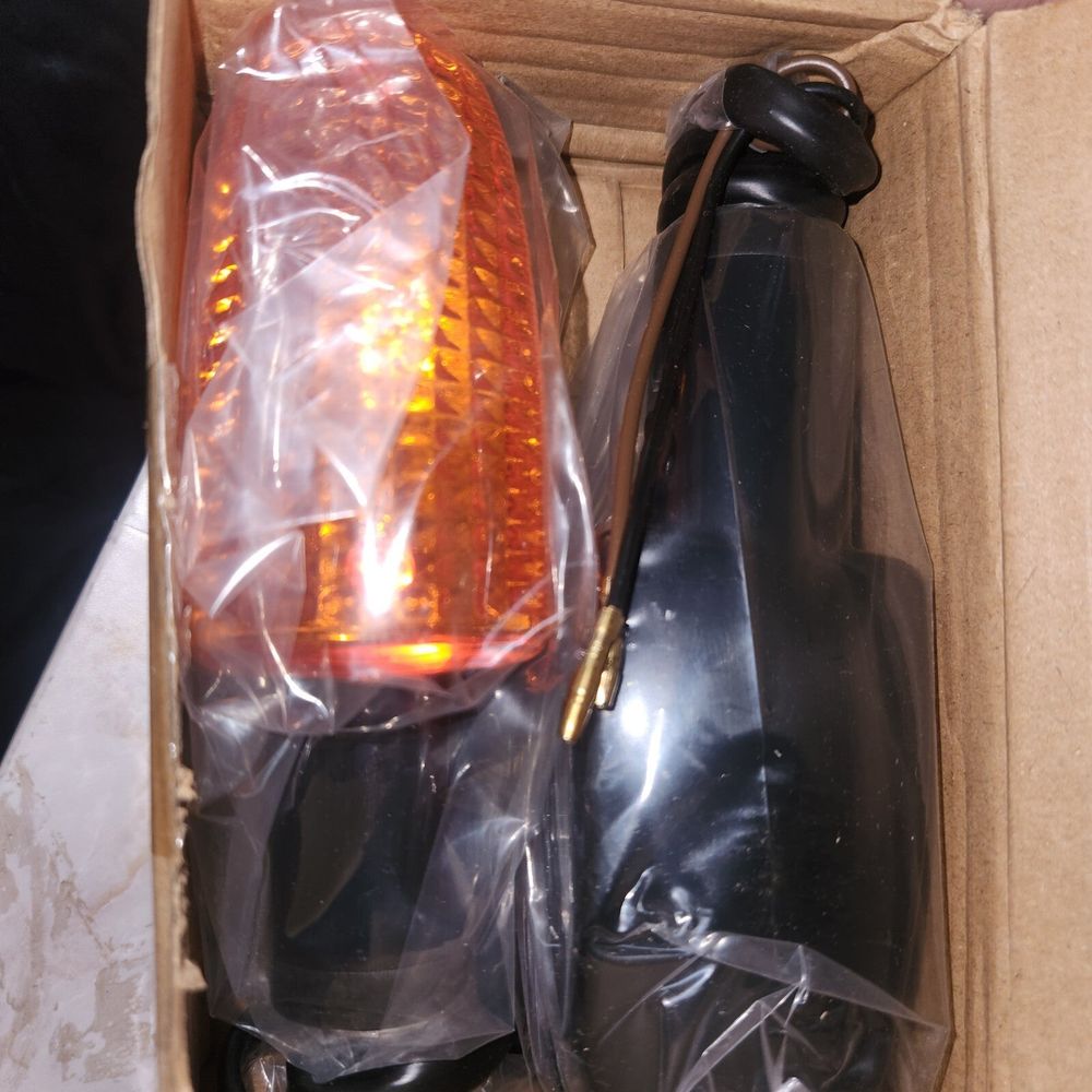 AHL Turn Signal Light for Honda CB400 CB1300 CB-1 VTR250 CB400SF VTEC400 NC39 Br – a box with a pair of shoes inside of it