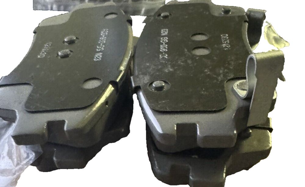 ACDelco Silver 14D1847CH Ceramic Front Disc Brake Pad Set – brake pads for the front and rear of a car