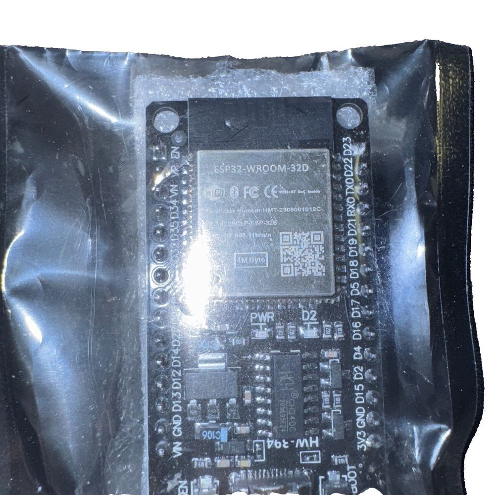 ESP32-DEVKITC-32D, Unbranded – the back of a plastic bag with a small circuit