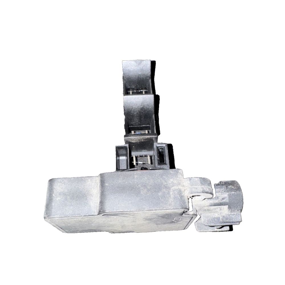 Delphi AF10061 Mass Air Flow Sensor – a metal latch with a latch on the front