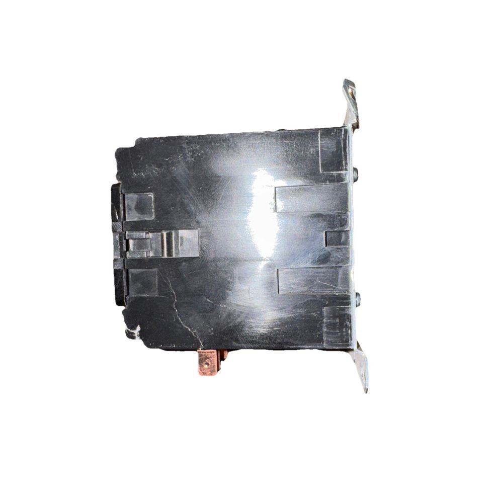 ABB DP40C3P-2 40A, 3P, Definite Purpose Contactor – a piece of metal with a metal handle