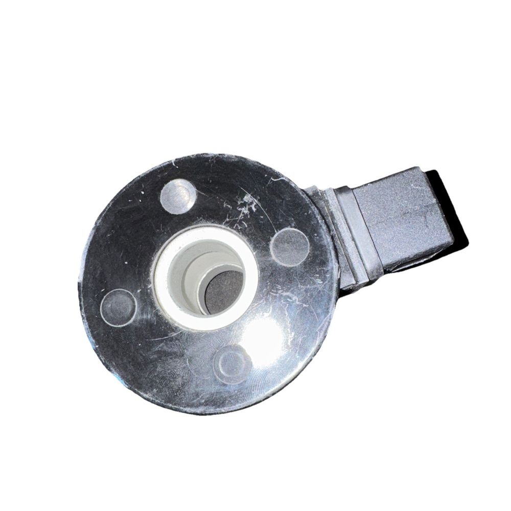 CS8 spoel DIN-A Connector 24V DC - CS8-024DC, Unbranded – a metal object with a hole in the middle