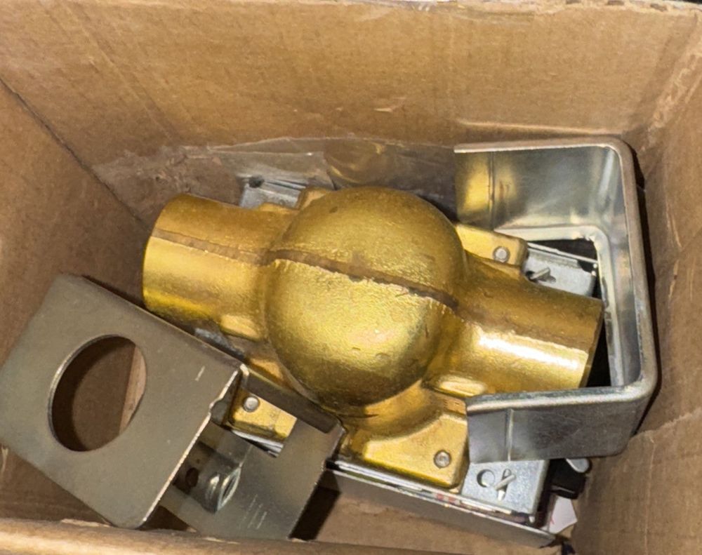 V8043F1135 Motorized Zone Valve Honey Well, Honeywell – a box with a ball inside of it