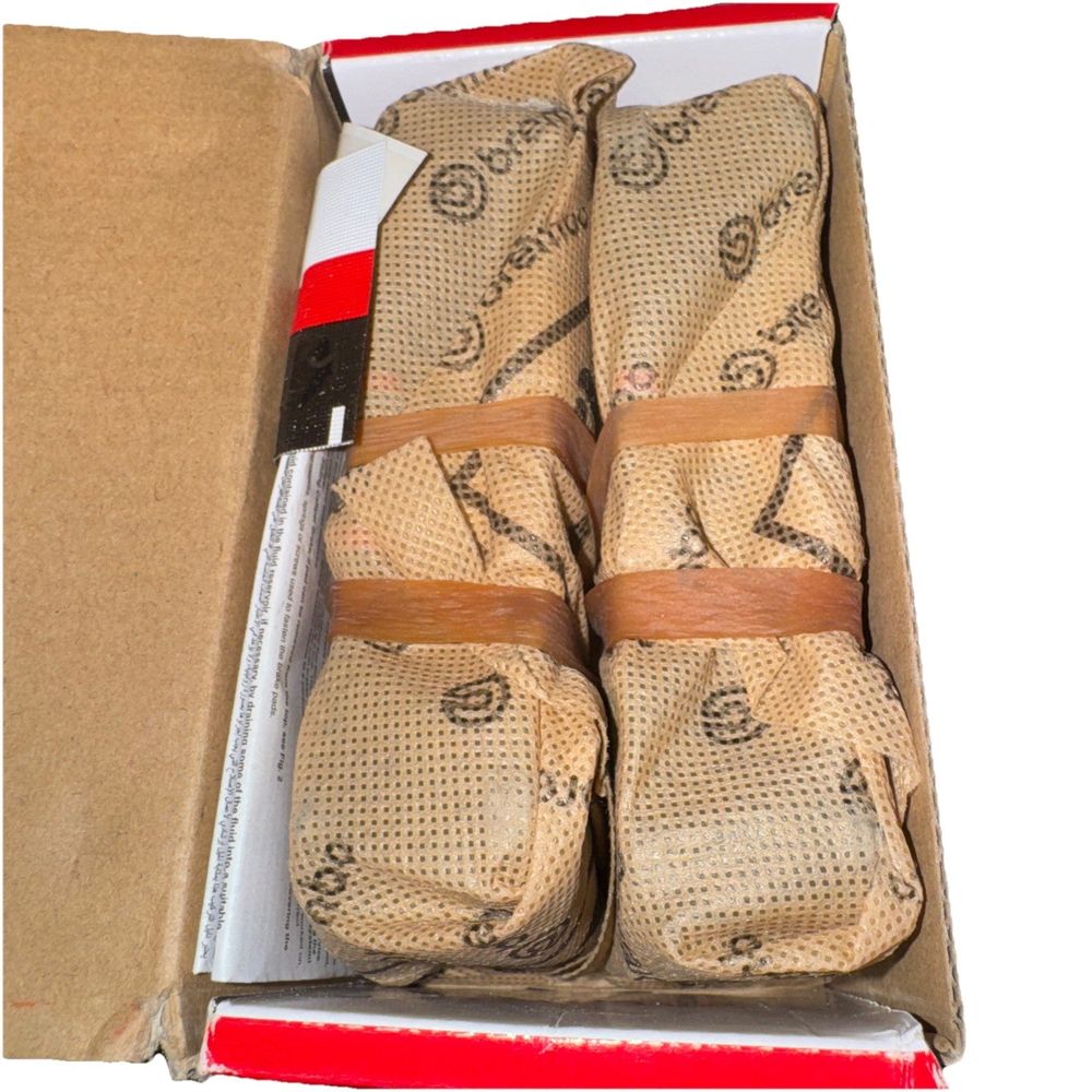 Brembo OE P54039N – a box of shoes with a pair of shoes inside