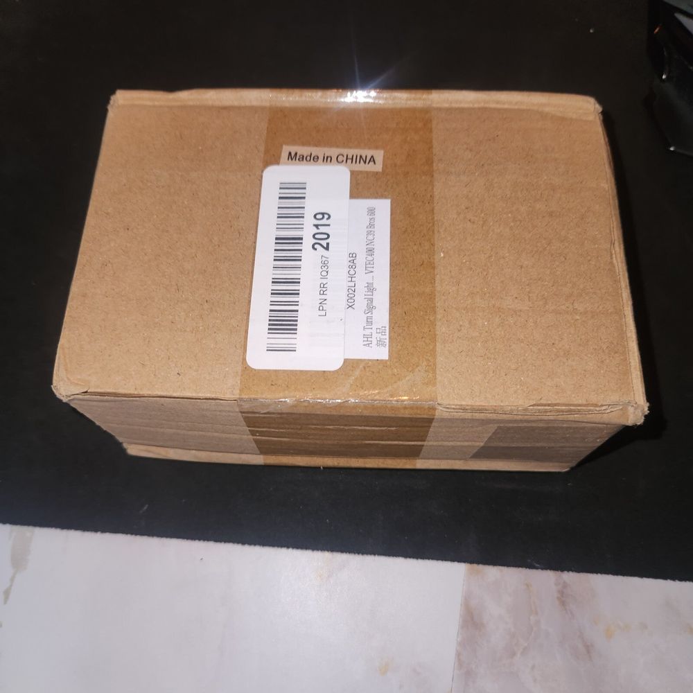 AHL Turn Signal Light for Honda CB400 CB1300 CB-1 VTR250 CB400SF VTEC400 NC39 Br – a box with a barcode label on it