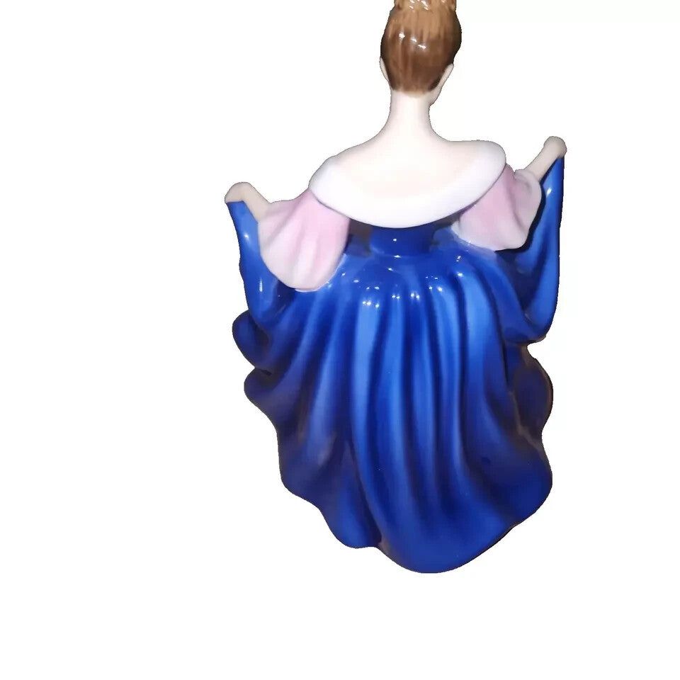 RARE Vintage Royal Doulton Porcelain Figurine HN4720 "Sara" - Pretty Ladies Coll – a blue and white figuri with a woman in a dress
