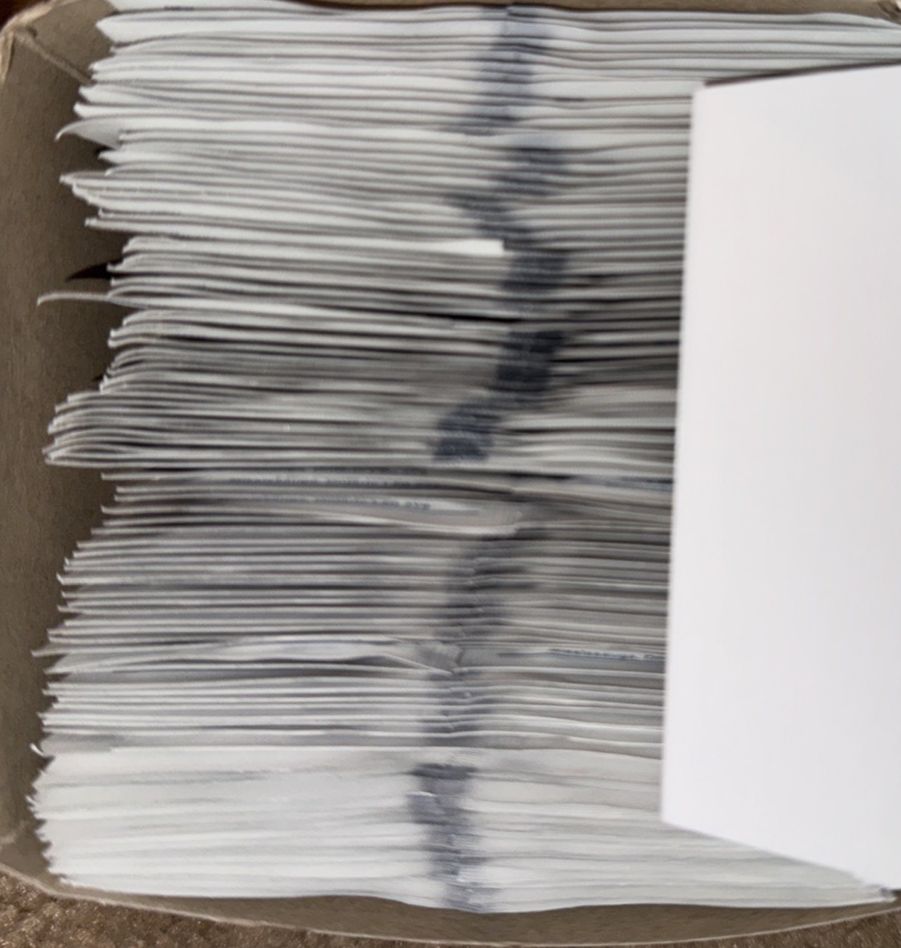 Alliance Alcohol Prep pads 600 Units – a box full of white paper with a white sheet of paper on top