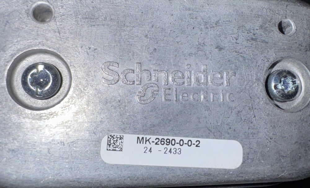 Schneider Electric VK-7223-203-4-4, 1/2" 2-way Valve – a close up of a metal object