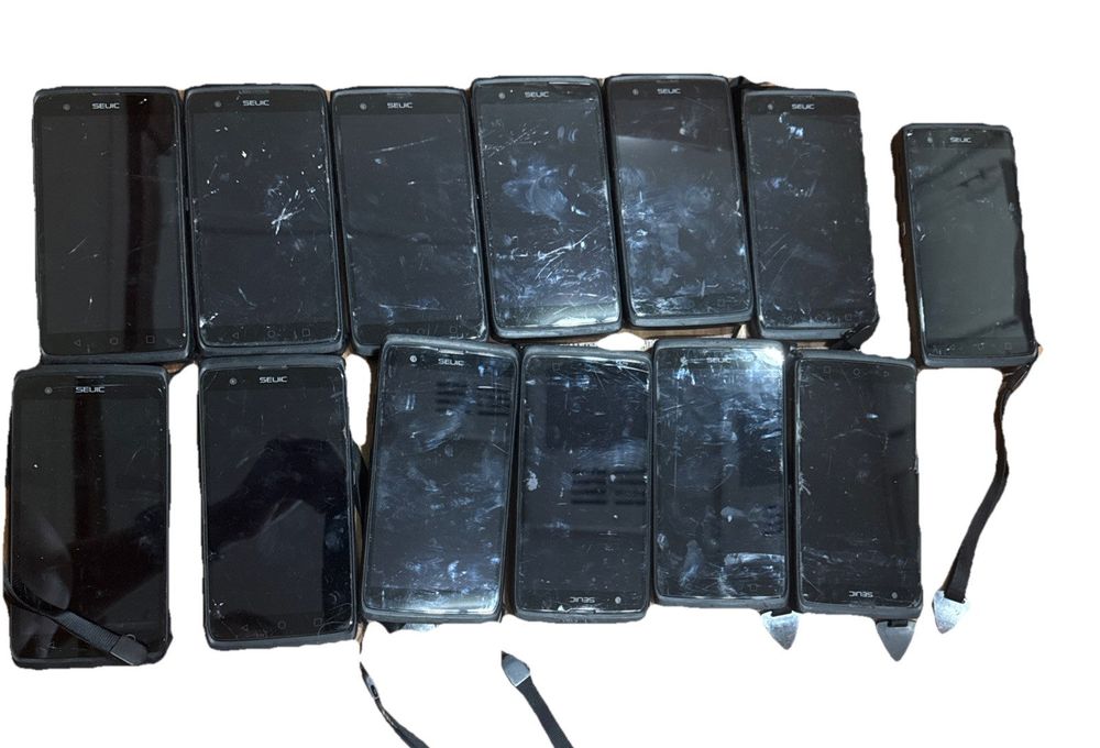 SEUIC CRUISE™1-(P) Handheld Computer Lot of 13 For Parts/Repair – a pile of cell phones with a broken screen