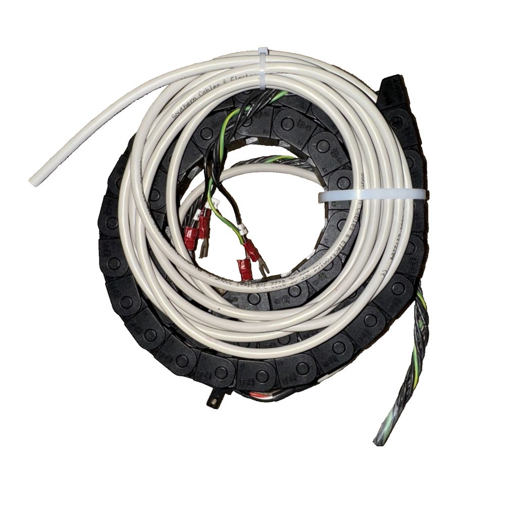 06.16.038.0 IGUS - Cable chain With Assorted Cables – a white and black extension cable with a red and green wire