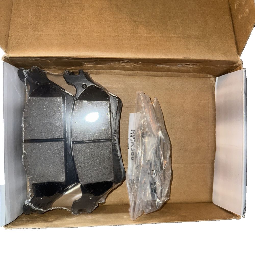 Raybestos EHT1602H Disc Brake Pad – a box with a piece of black paper in it