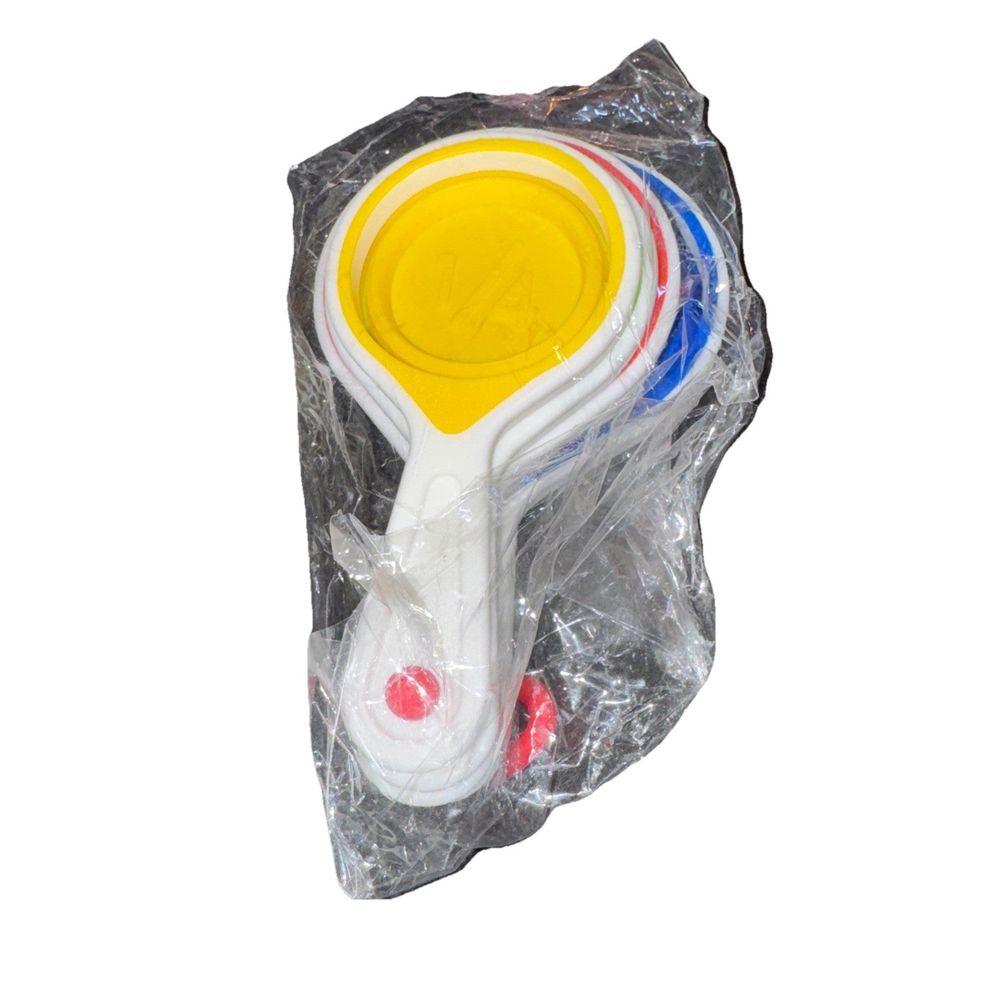 Teach Nutrition Measuring Cups – a plastic cup with a yellow lid and a red and blue lid