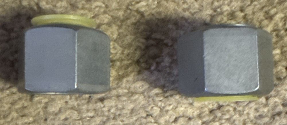 Seal-Lok O-Ring Parker Face Seal Tube P# 12-8 TRLON-S 2 Pack – two small metal pieces on a carpet