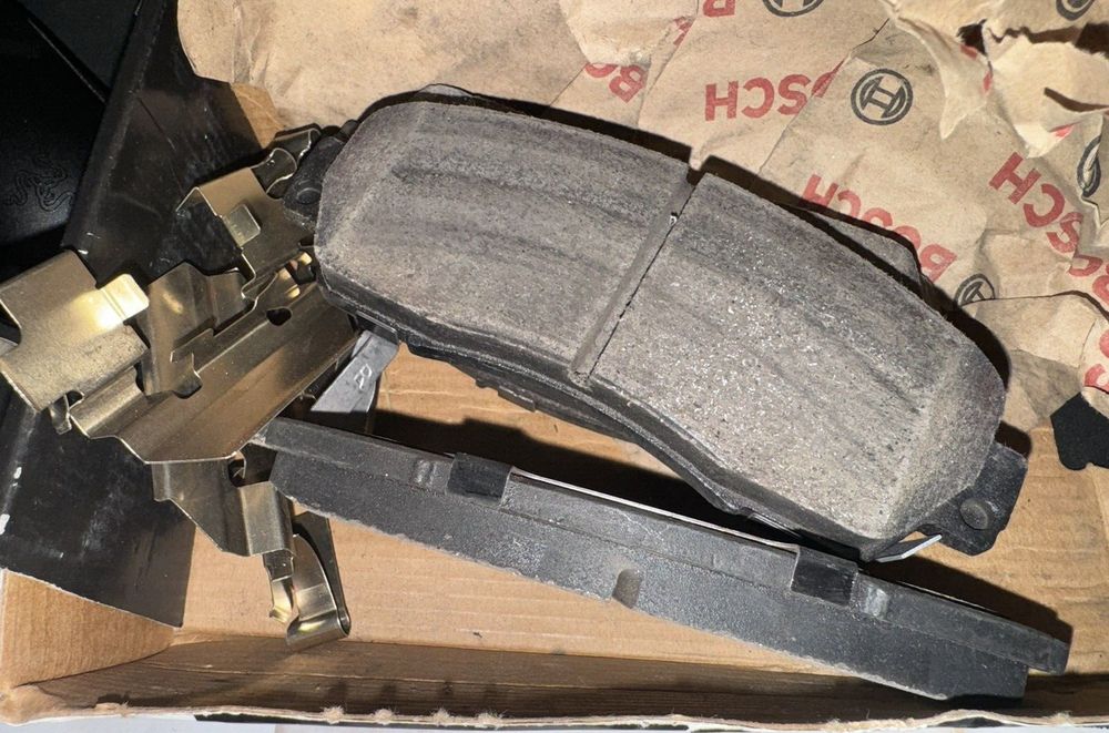 BOSCH BC1089 QuietCast Premium Ceramic Disc Brake Pad Set - Compatible With Sele – a box with some metal parts inside of it