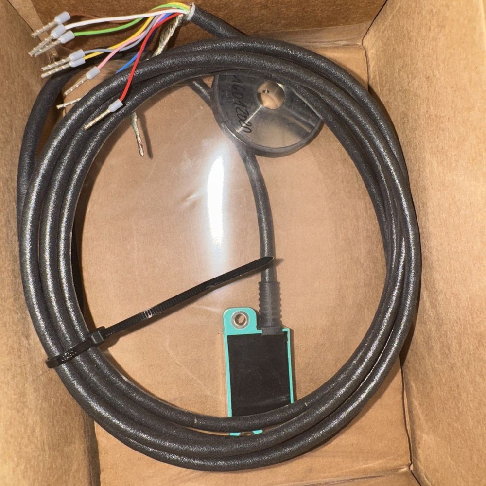 Pepperl+Fuchs Factory Automation 70110892-100007, DaveyDooDeals – a box with a cable and a phone