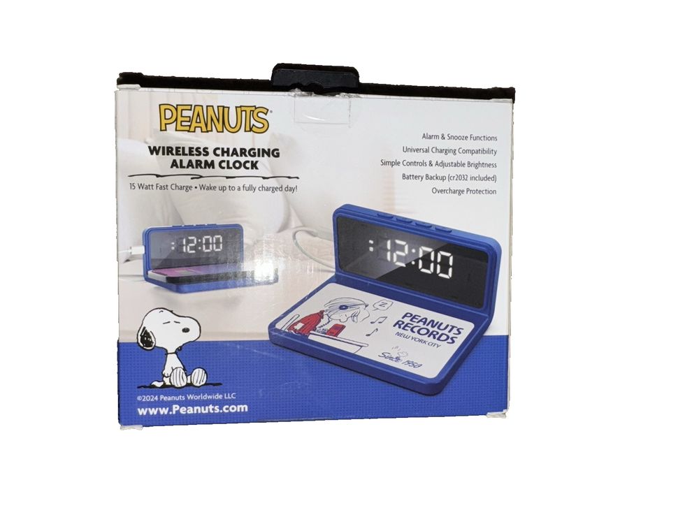Peanuts Wireless Charging Alarm Clock – a blue alarm clock with a white background