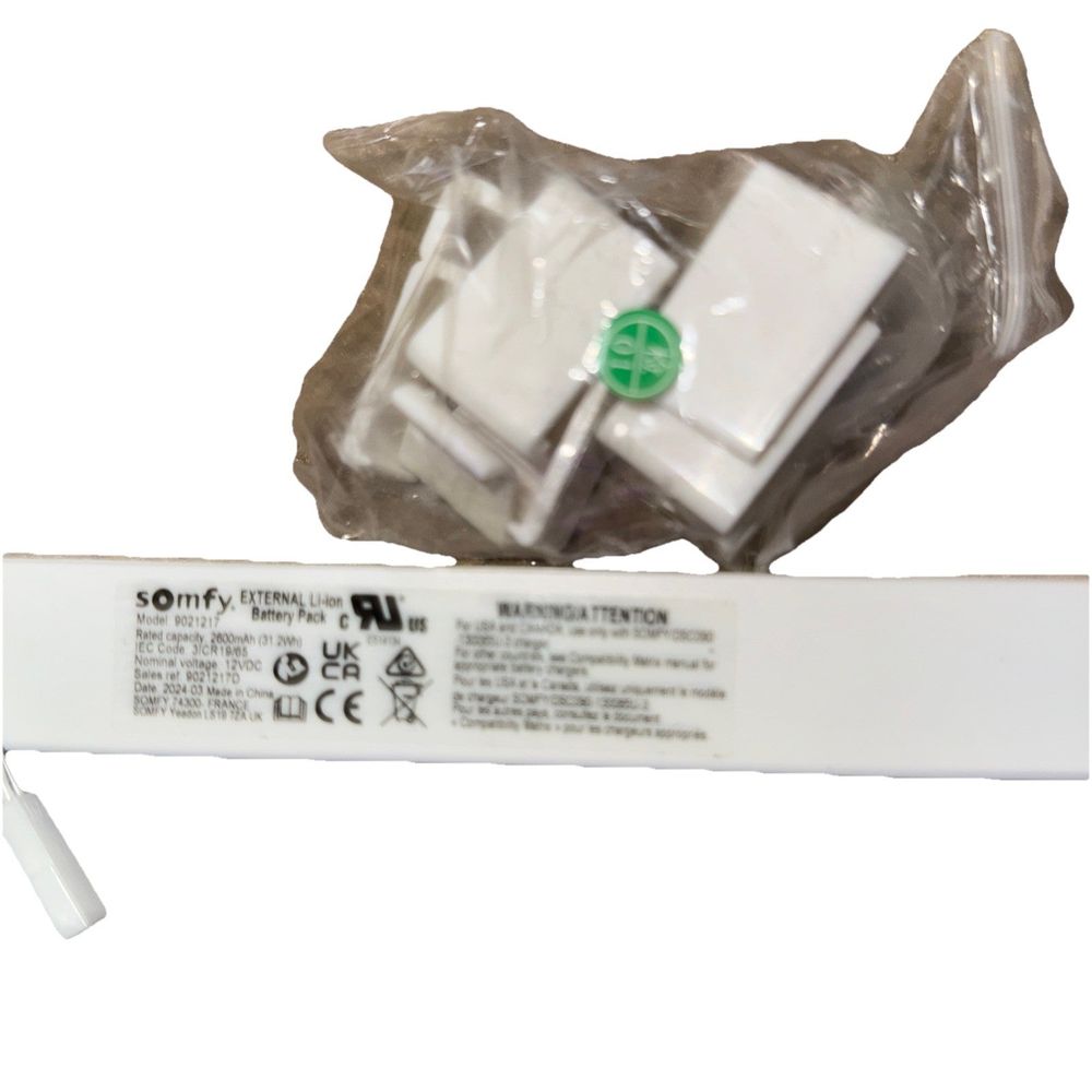 Somfy Rechargeable Lithium-ion Battery Pack for External Battery Wire Free Motor – a white light bulb with a green light