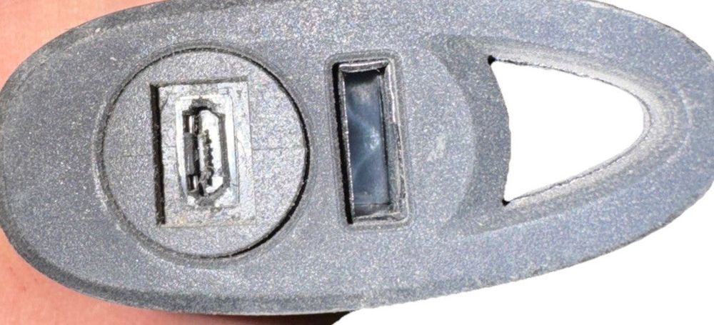 2d barcode Scanner, Unbranded – a close up of a finger with a ring on it