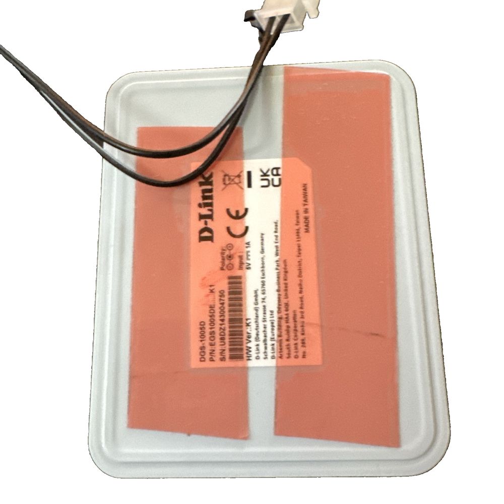 D-Link DGS-1005D Network Switch 5 Port 1 Gbps – a plastic box with a tag attached to it