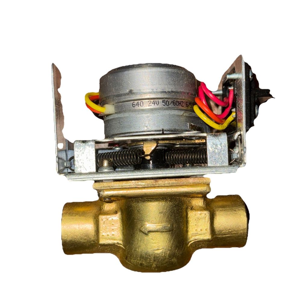 V8043F1135 Motorized Zone Valve Honey Well, Honeywell – a brass ball valve with a red and yellow wire
