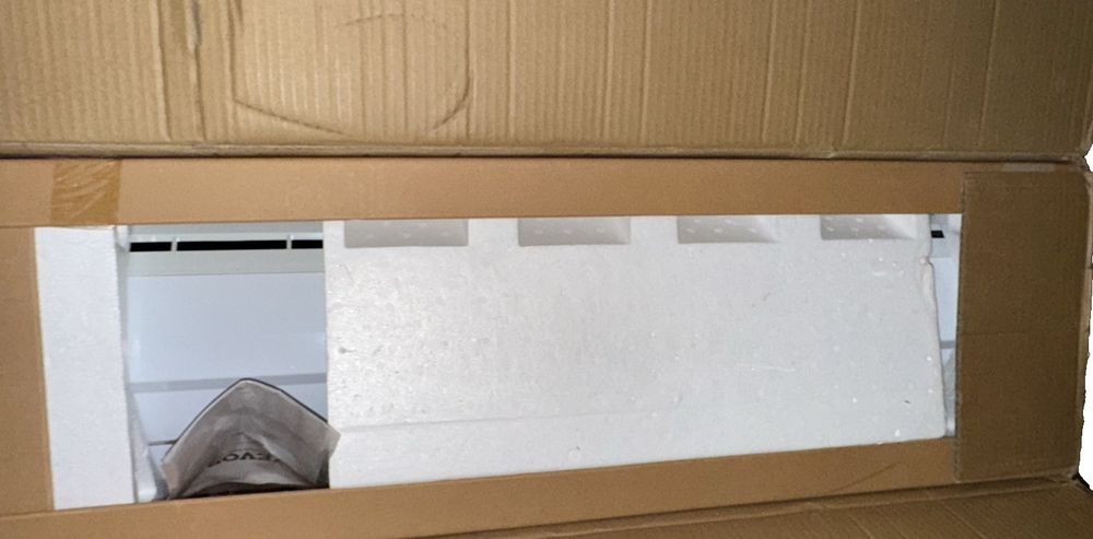 VEVOR AIR CURTAIN. 36” (264) – a cardboard box with a white piece in it