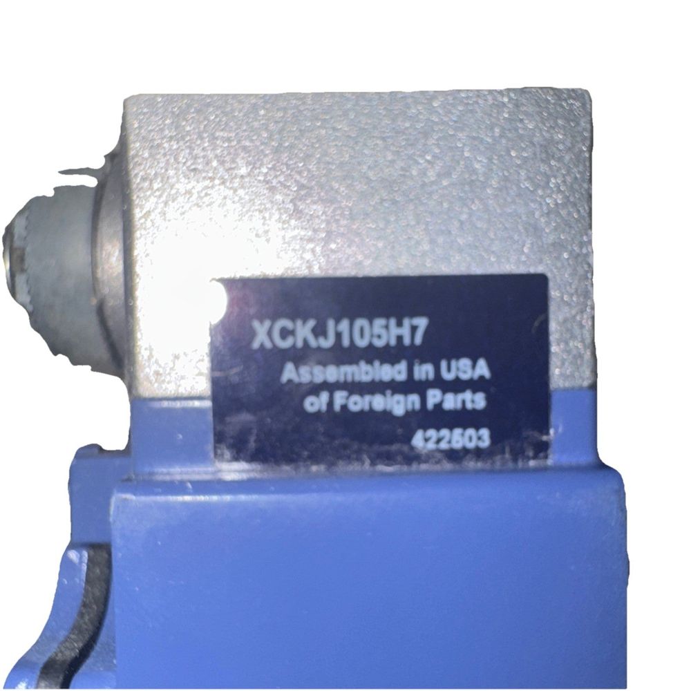 XCKJ105H7 TELEMECANIQUE SENSORS + XCKJ...H7 Base – a close up of a blue machine
