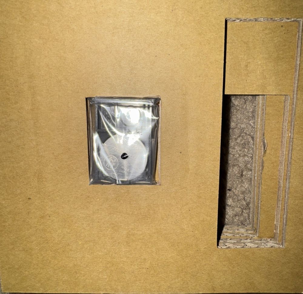 FC6A-C16R1AE | 16IO CPU 100-240VAC Relay | FCA, IDEC – a box with a small hole in it