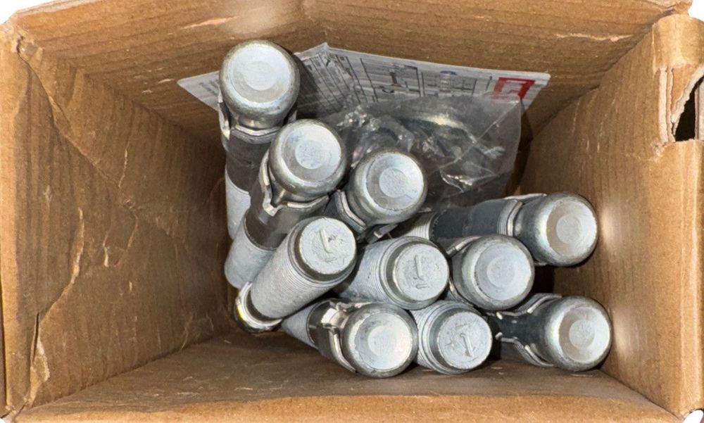 Genuine HILTI -- 2231468 -- Lot Of 10 KB1 3/4" x 7" -- Threaded Anchors New – a box full of aluminum bolts
