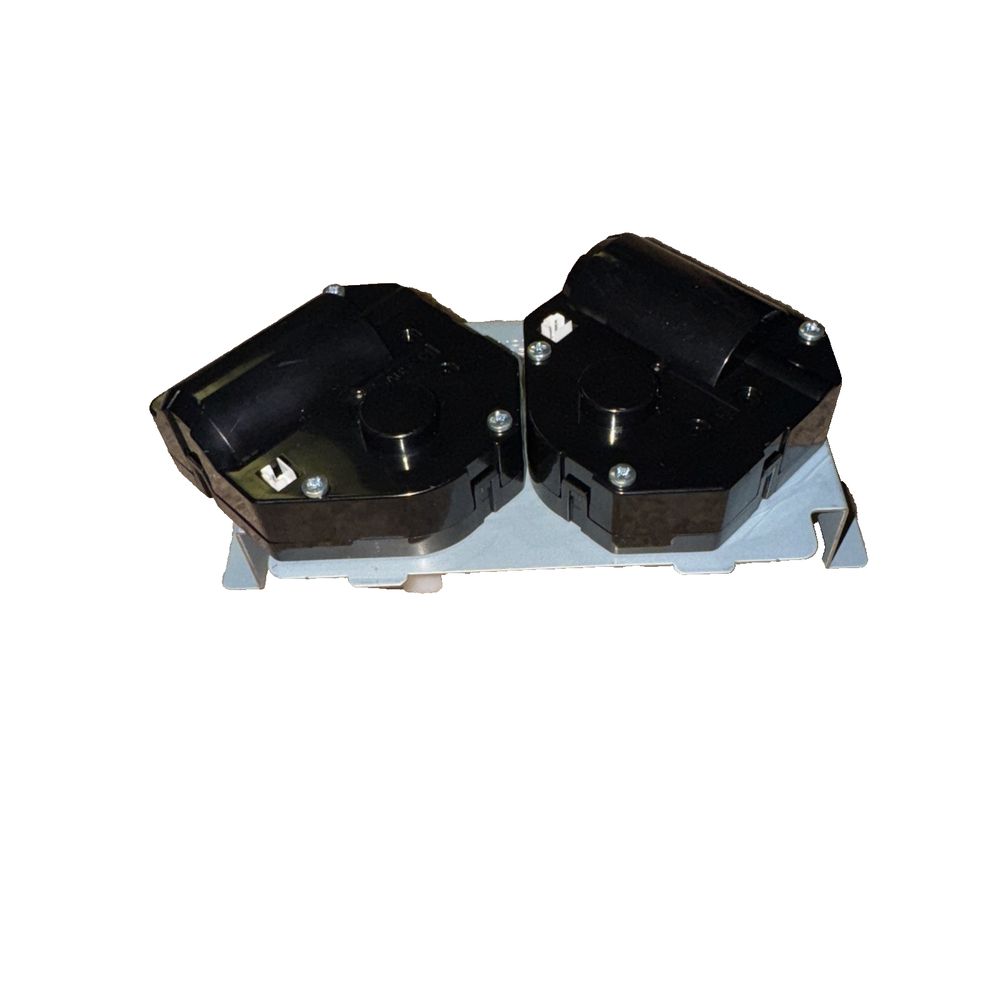 HP Color Managed Flow MFP E87660 Drive Lift JC93-0118A, Unbranded – pair of black plastic door latchs