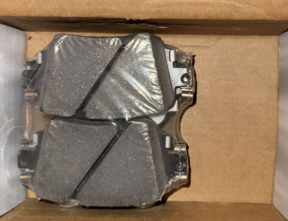 Raybestos EHT1779 Disc Brake Pad – a box with a pair of brake pads