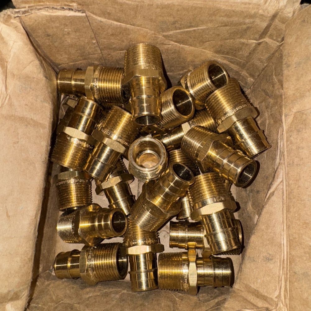 REHAU 499808-001 F1960 LF Brass Adapter, PEX to MPT, 3/4 25 Pack – a box of brass fittings