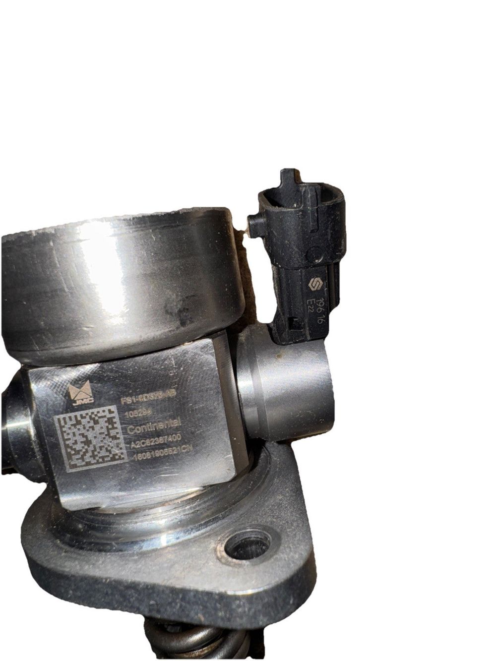 High Pressure Fuel Pump Compatible For Ford FUSION MONDEO ESCAPE FS1-9D376-AB, Continental – a metal pipe with a metal fitting