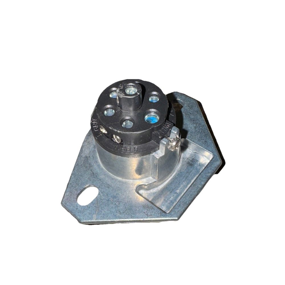 Philips 15-720 SOCKET - 7 PIN SPLIT PIN 2 H – a metal plate with a screw and a screw