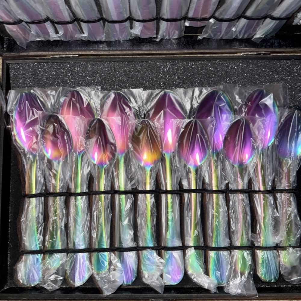 24 Piece Cutlery Set RainbowPink, Unbranded – a box full of rainbow colored plastic spoons