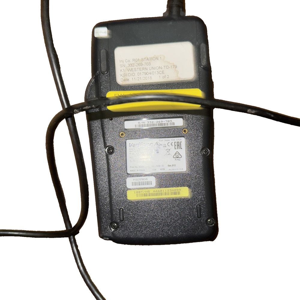 Verifone VX805 EMV/CTLS PIN Pad – a battery charger with a cable