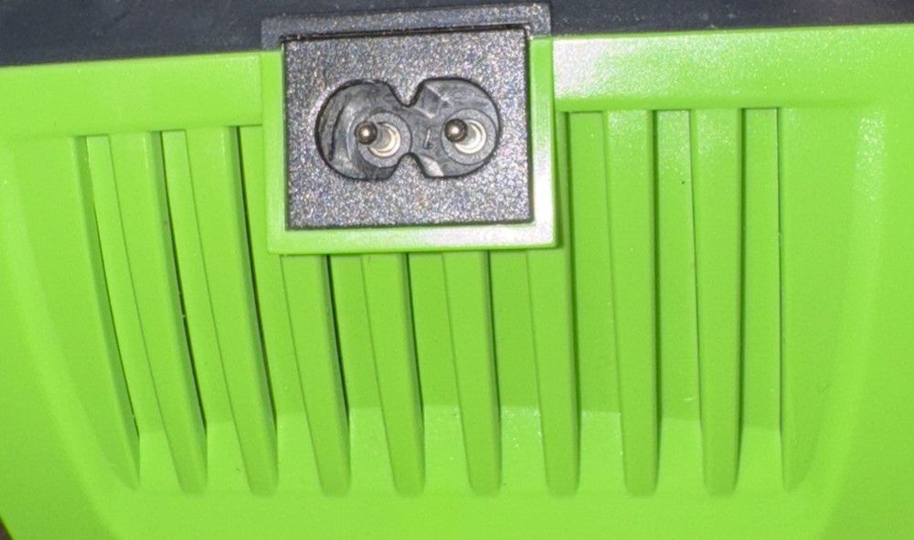 29472 40V max Battery + Chager (No Cord), Unbranded – a green trash can with a metal handle
