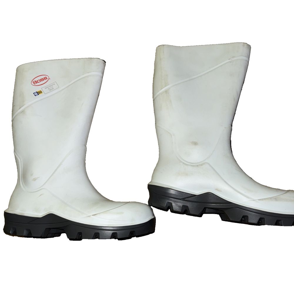 Boss White Rain Boots Size 9 F2413-18 Steel Toe – a pair of white rubber boots with black soles