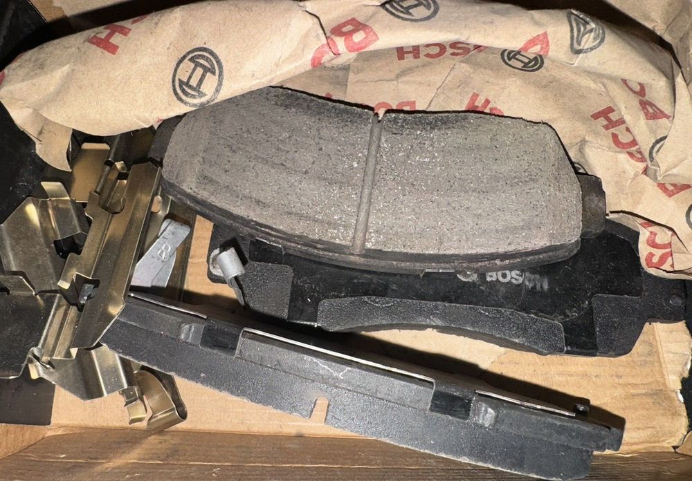 BOSCH BC1089 QuietCast Premium Ceramic Disc Brake Pad Set - Compatible With Sele – a pair of brake pads and a pair of brake pads