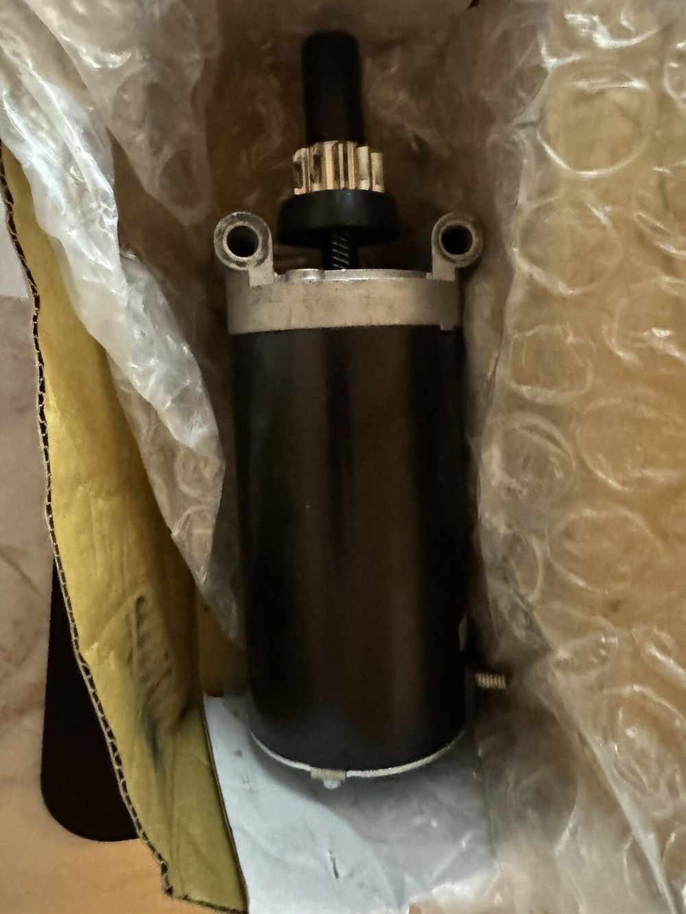 DB Electrical 410-21069 Starter Compatible with-Replacement for Cub Cadet i1046, – a black and white object sitting on a table