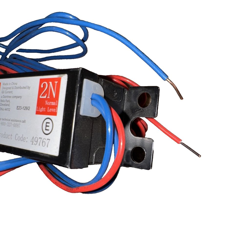 GE259MAXPN/ULTRA-UNIV - 8' T8 Instant Start Linear Ballast – a battery with a blue wire and a red wire