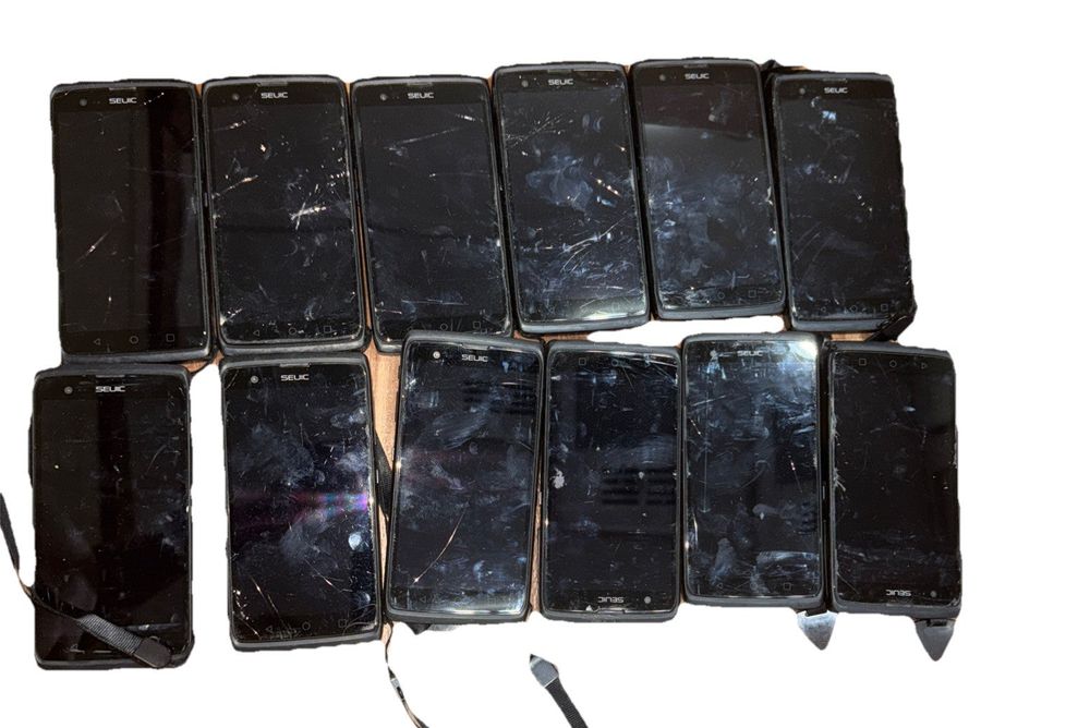 SEUIC CRUISE™1-(P) Handheld Computer Lot of 13 For Parts/Repair – a pile of cell phones with broken screen