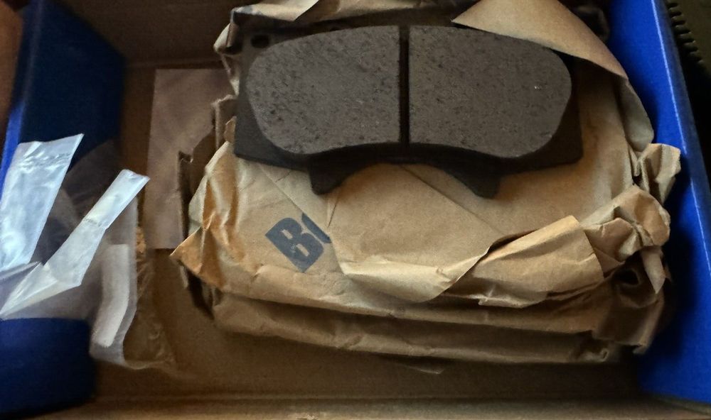 Bendix Priority 1 Ceramic Front Disc Brake Pad Set for Lexus GX460 2016-2010, G – a box with some different types of brake pads