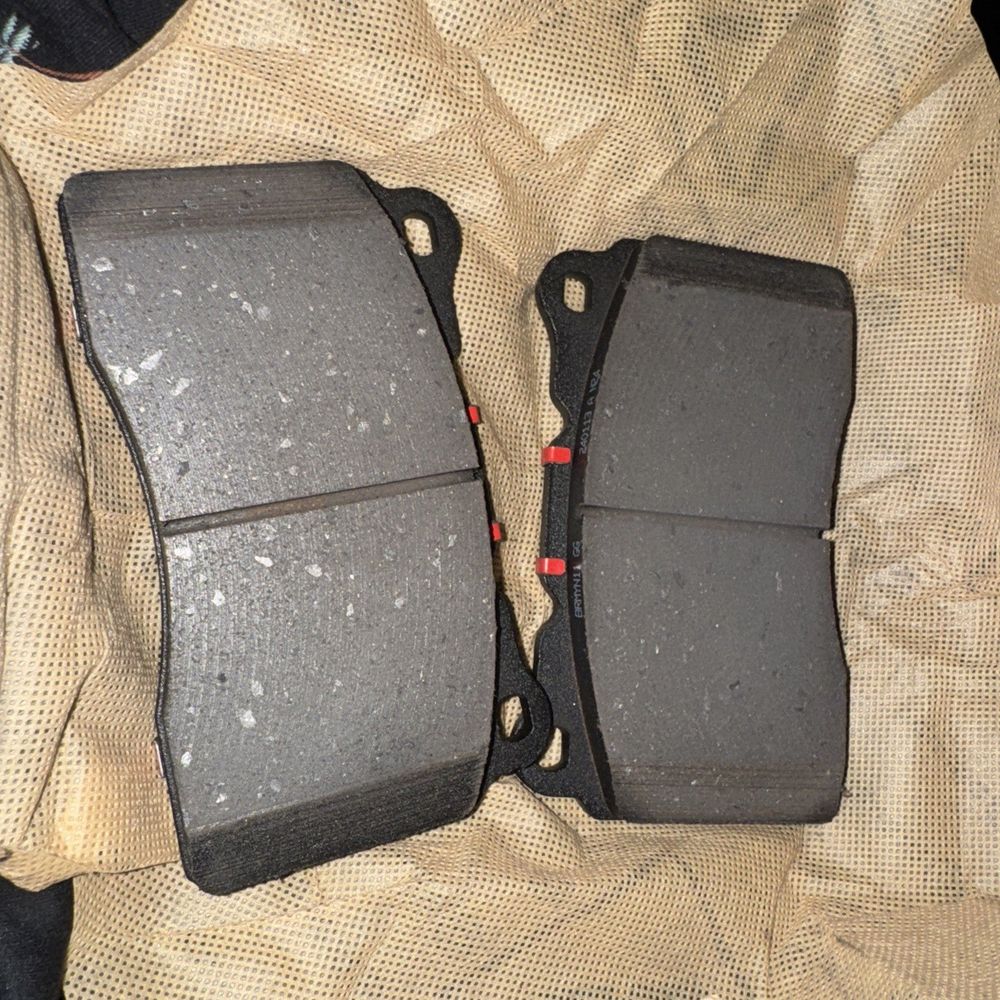Brembo OE P54039N – a pair of brake pads on a car